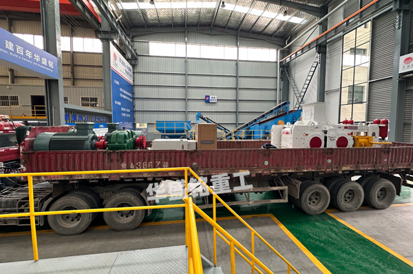 时产150-200t/hG1000x600型高压辊磨机发货现场 